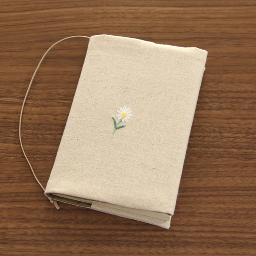 刺繍 ブックカバー うさぎの花摘み 生成り ブックカバー