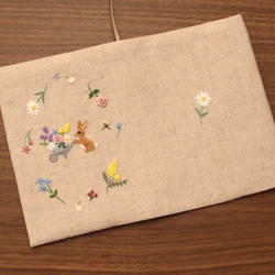 刺繍　ブックカバー　うさぎの花摘み　生成り　 3枚目の画像