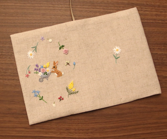 刺繍　ブックカバー　うさぎの花摘み　生成り　 3枚目の画像