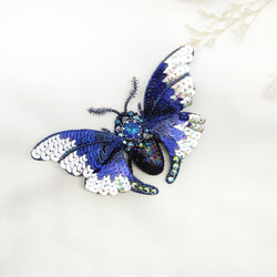 ビーズの立体的な昆虫のブローチ - サファイアブルーの蛾のブローチ 5枚目の画像