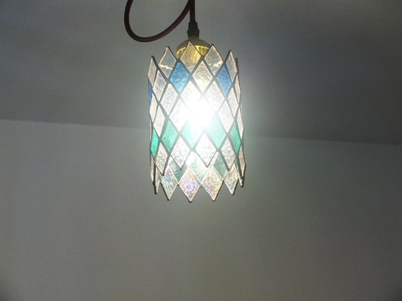 ひし形ガラスのペンダントライト（M-2）　（電球色ＬＥＤ電球含まず。ステンドグラス）　 4枚目の画像