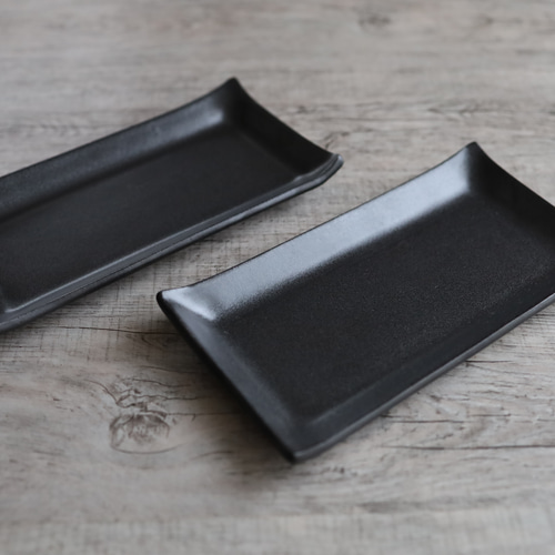 黒岩卓実作 長皿１と丸皿２ 長皿30cm×15cm 丸皿18.5cm 黒岩卓実作 長皿1と丸皿2 長皿30cm×15cm 丸
