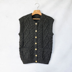 gasa* grue／ペルー製 アルパカ混ケーブル編みベスト ジレゆったりグレー gasa* grue／ペルー製 アルパカ混ケーブル編みベスト ジレゆったり