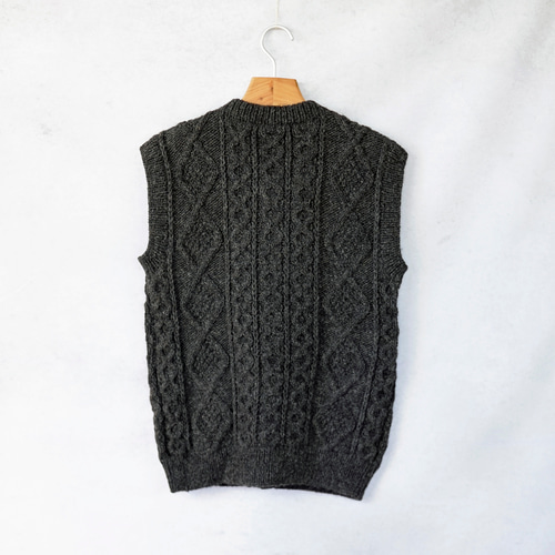 完売】アルパカウール・ケーブル編みベスト（S-390060-チャコール