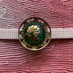 ビンテージ素材のリュクスな菊の帯留め「菊アールヌーブォーG」 5枚目の画像