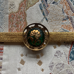 ビンテージ素材のリュクスな菊の帯留め「菊アールヌーブォーG」 8枚目の画像