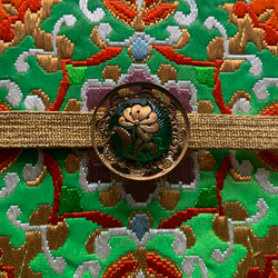 ビンテージ素材のリュクスな菊の帯留め「菊アールヌーブォーG」 4枚目の画像