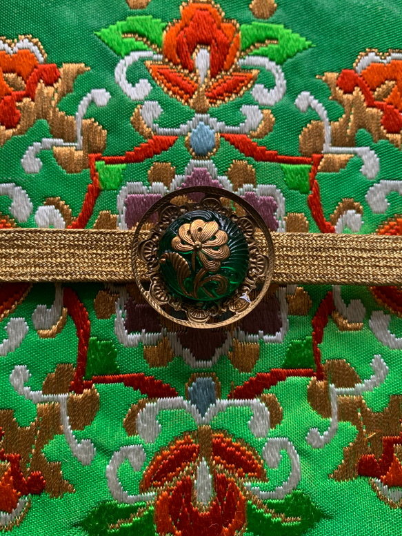 ビンテージ素材のリュクスな菊の帯留め「菊アールヌーブォーG」 4枚目の画像