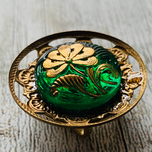 ビンテージ素材のリュクスな菊の帯留め「菊アールヌーブォーG」 帯留め  