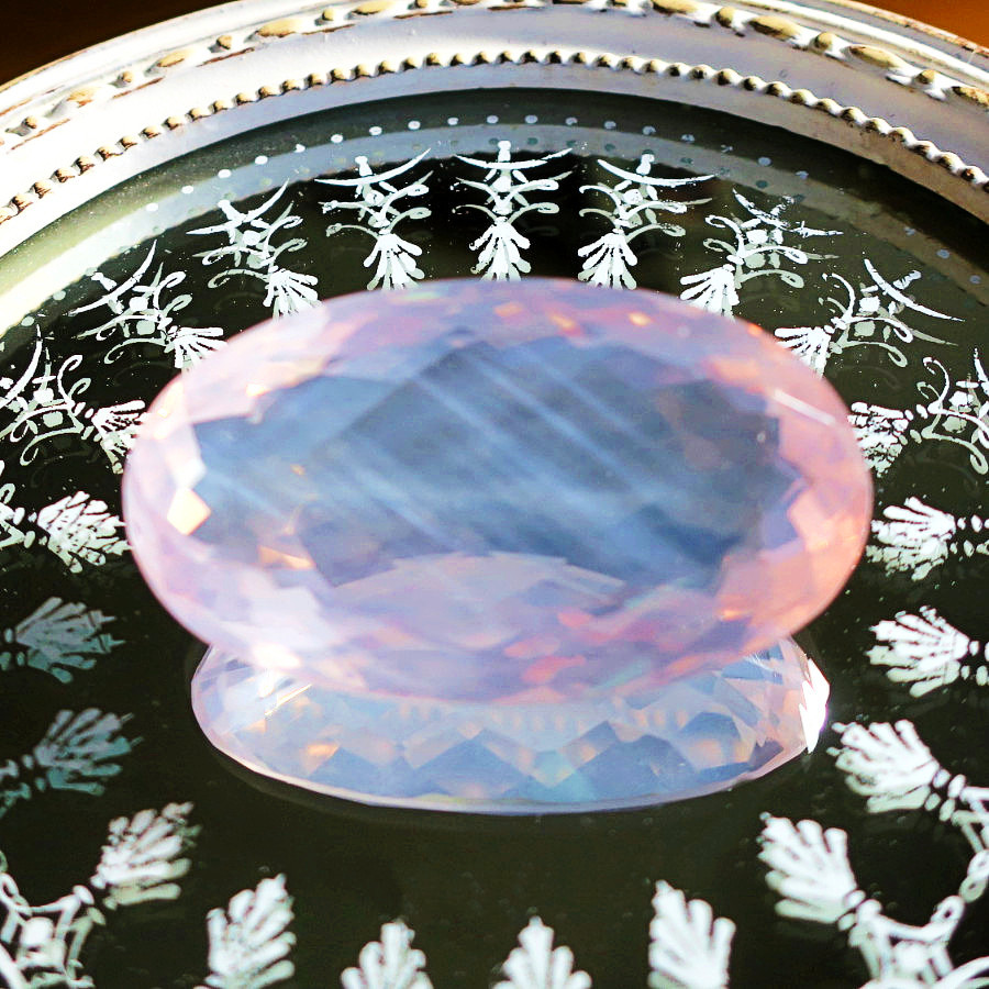 神秘的なローズクォーツ 天然石ルース 136.35ct｜ハンドメイド