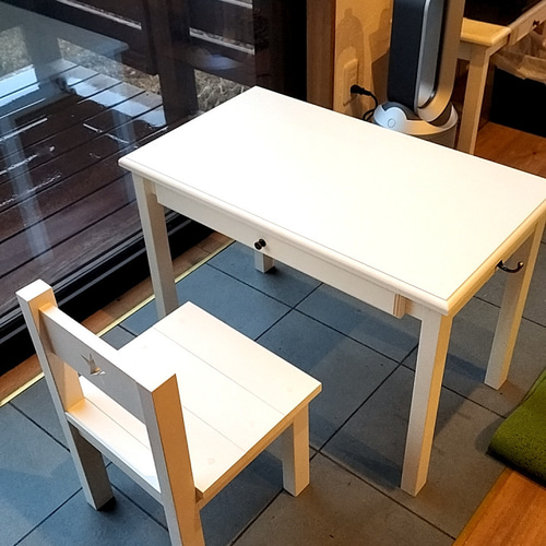 ハンドメイド キッズデスク（チーク色＆ホワイト） ハンドメイド キッズデスク（チーク色＆ホワイト） - Table