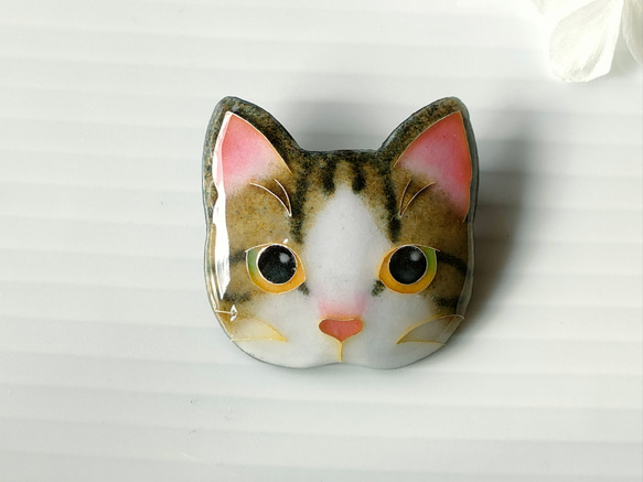 七宝焼き・猫のお顔ブローチ（大）☆キジ白猫 2枚目の画像