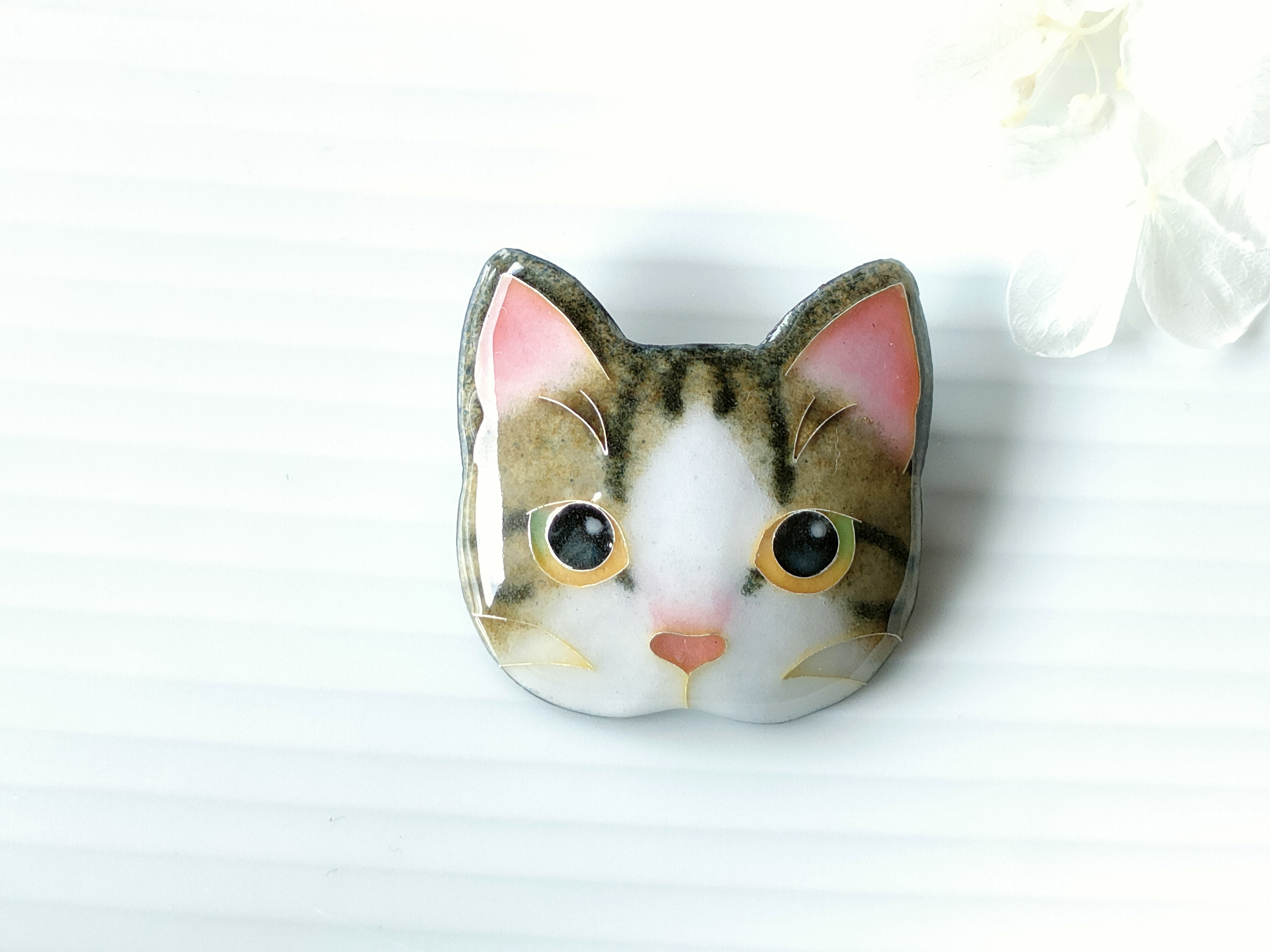 七宝焼き・猫のお顔ブローチ（大）☆キジ白猫 ブローチ tora 通販 