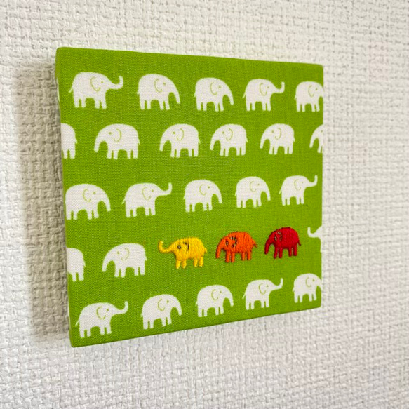 10cmx10cm ファブリックパネル　象/緑（アートパネル） 2枚目の画像