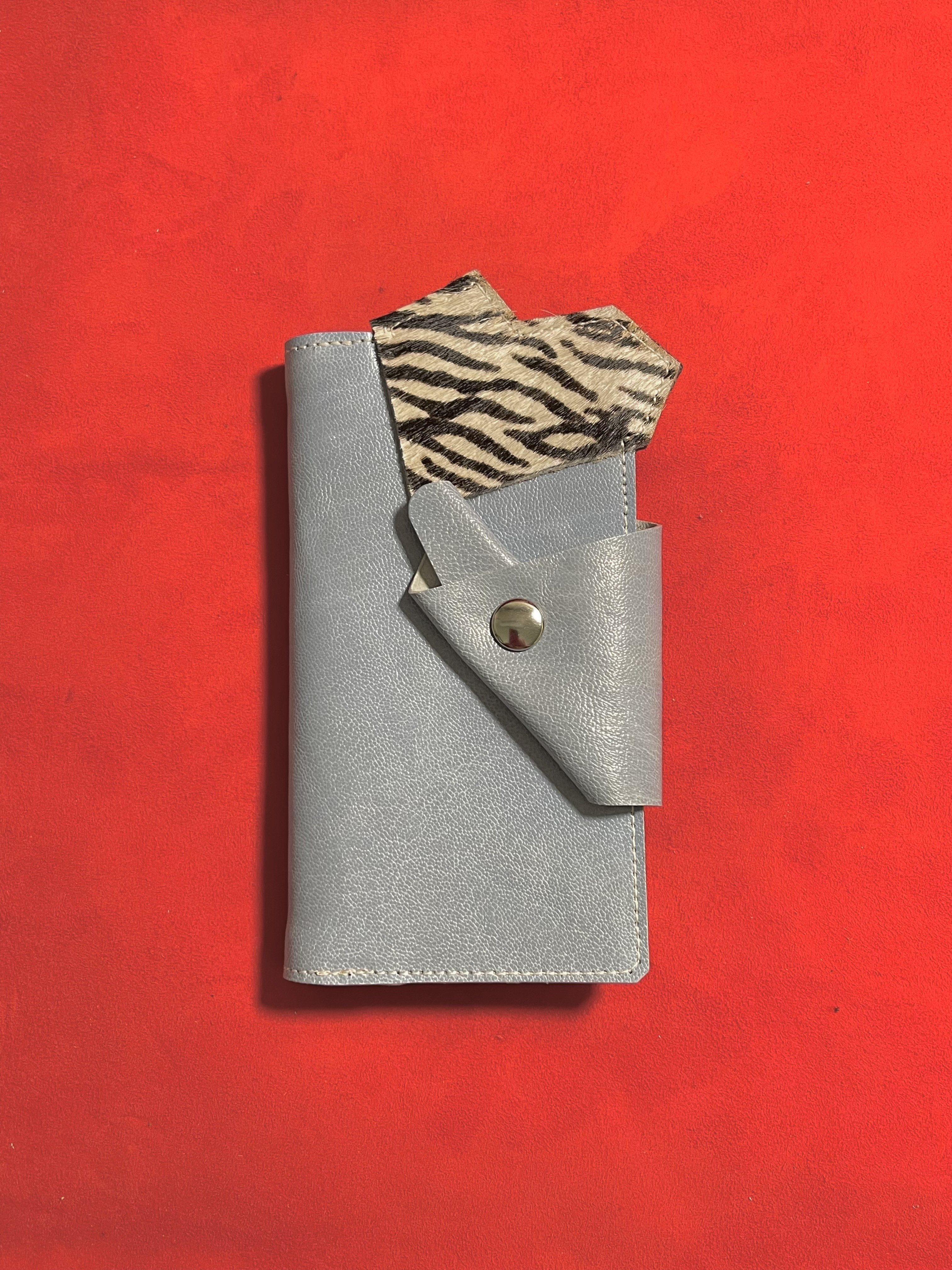 きゅんきゅんはーとの　iPhone13Proスマホケース　【革　皮　レザー　ボタン留め　個性  毛付き　ハート】