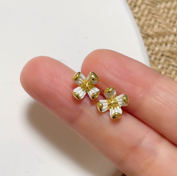 ミニピアス/ノンホール　繊細　梨の花　フラワー　繊細　小さめ　小ぶり　セカンドピアス 3枚目の画像