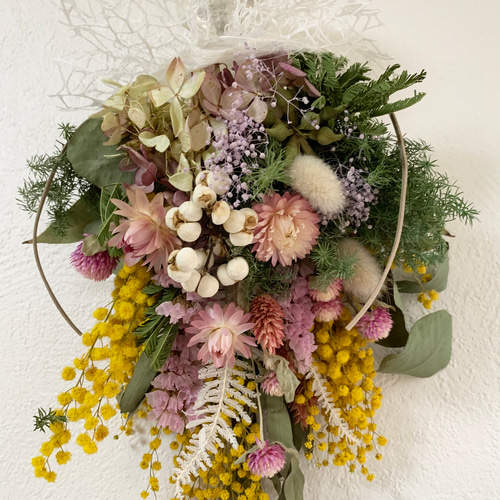 ドライフラワー❁⃘*.ﾟミモザとヘリクリサムのスワッグ スワッグ は  