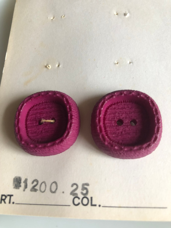 アンティーク ボタン 2個　ビンテージ 昭和 レトロ 個性的 ハンドメイド素材 日本製 ポップ アクセ 紫　ワインレッド 4枚目の画像