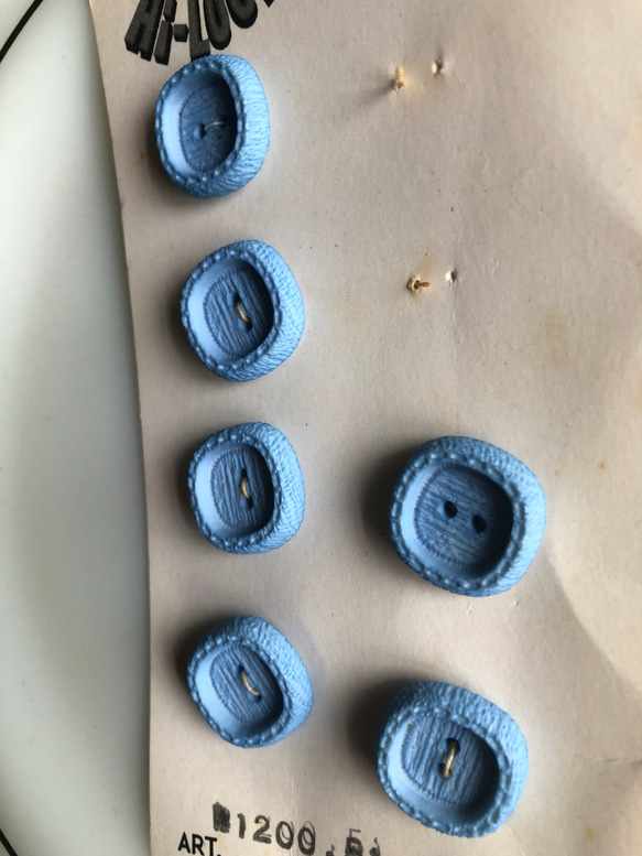 アンティーク ボタン 6個　ビンテージ 昭和 レトロ 個性的 ハンドメイド素材 日本製 ポップ アクセ 水色　ブルー 2枚目の画像