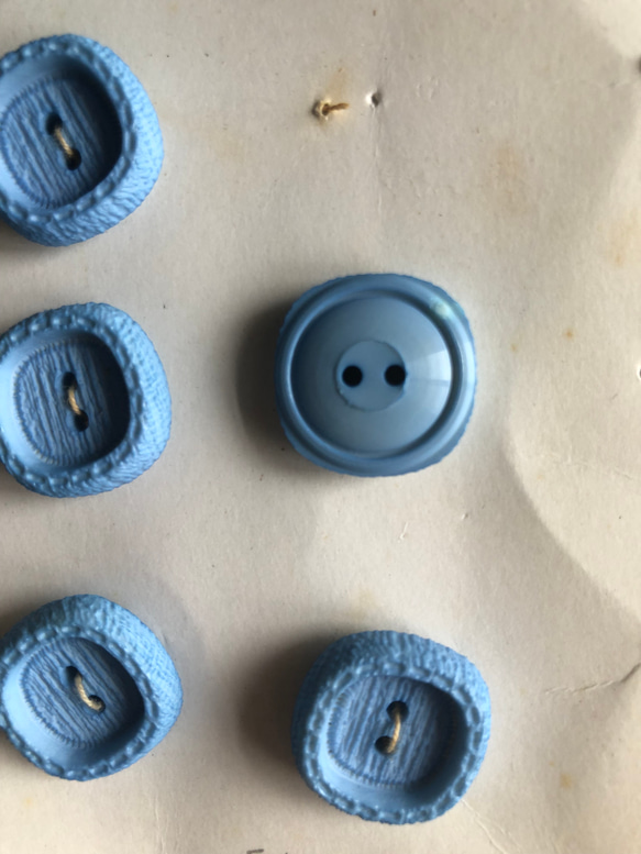 アンティーク ボタン 6個　ビンテージ 昭和 レトロ 個性的 ハンドメイド素材 日本製 ポップ アクセ 水色　ブルー 5枚目の画像