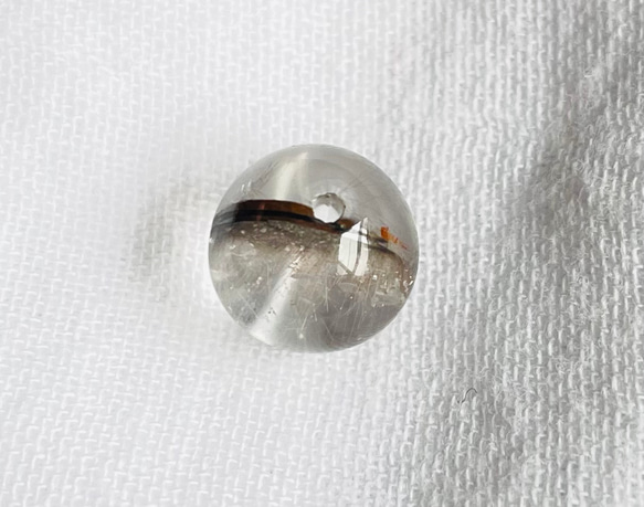 【AAAA 白銀針水晶 プラチナ タイチン ブルッカイト ルチルクォーツ 9.7mm玉 1粒売】 天然石ビーズ　現物 5枚目の画像
