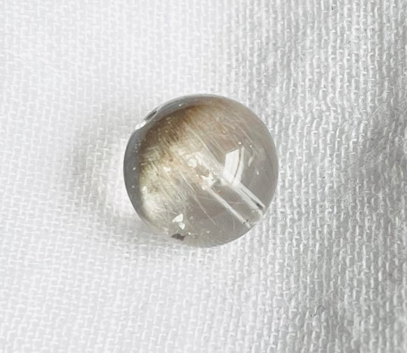 【AAAA 白銀針水晶 プラチナ タイチン ブルッカイト ルチルクォーツ 9.7mm玉 1粒売】 天然石ビーズ　現物 1枚目の画像