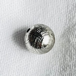 【ギベオン 7.8mm玉 シルバー 粒売】 天然石ビーズ 隕石 現物 本物 1枚目の画像