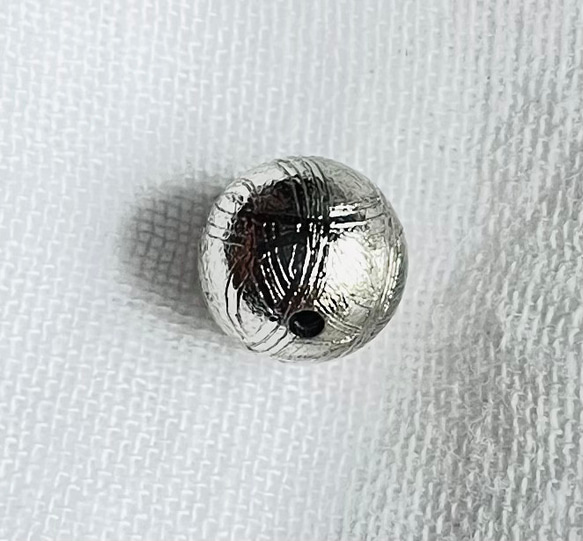 【ギベオン 7.8mm玉 シルバー 粒売】 天然石ビーズ 隕石 現物 本物 2枚目の画像