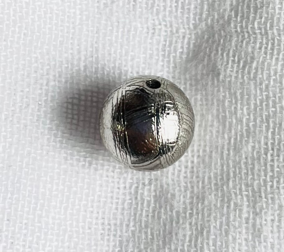 【ギベオン 7.8mm玉 シルバー 粒売】 天然石ビーズ 隕石 現物 本物 3枚目の画像