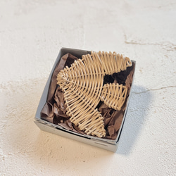 tori rattan brooch 自然色トリラタンブローチ箱付き 1枚目の画像