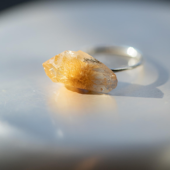 【002 Stay Gold Collection】 ルチルクォーツ 鉱物原石 リング (指輪) 天然石 アクセサリー 2枚目の画像
