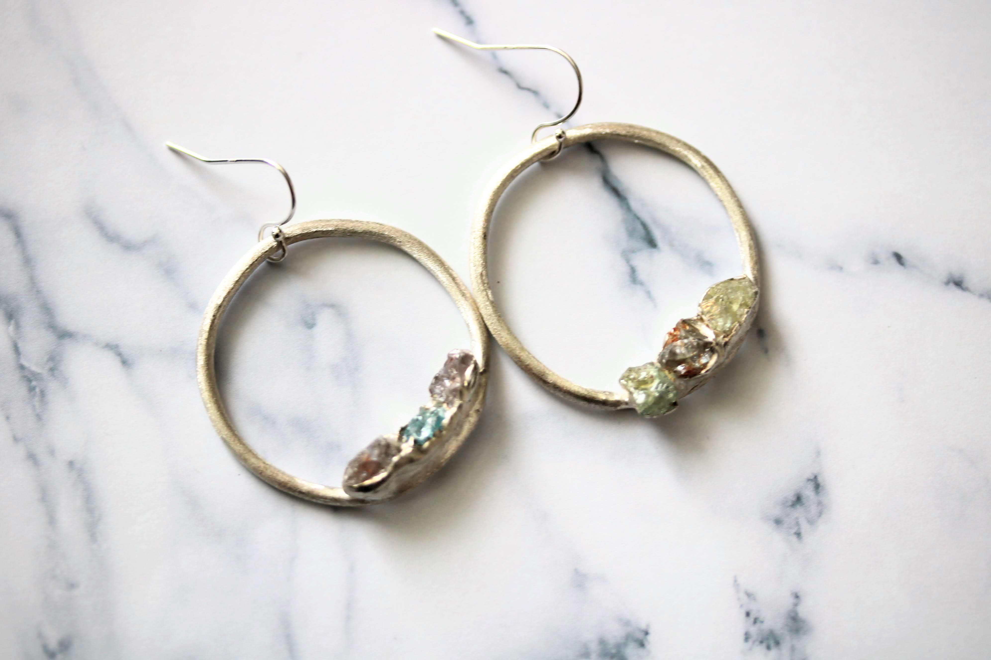 原石サファイアとジルコンのシルバーフープアシンメトリーピアス