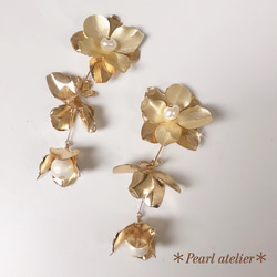 メタルgold flower✨ウエディング ミディアムロングピアス 1枚目の画像