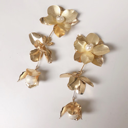 メタルgold flower✨ウエディング ミディアムロングピアス 4枚目の画像