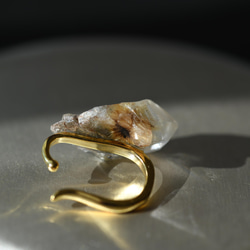 【012 Stay Gold Collection】 ルチルクォーツ 鉱物原石 イヤーカフ 天然石 アクセサリー 4枚目の画像