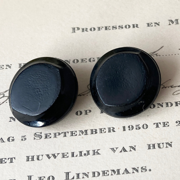 【送料無料】2個 1930s チェコ製 アンティーク ヴィンテージ 黒ガラスボタン 素材 [EY8418] 2枚目の画像