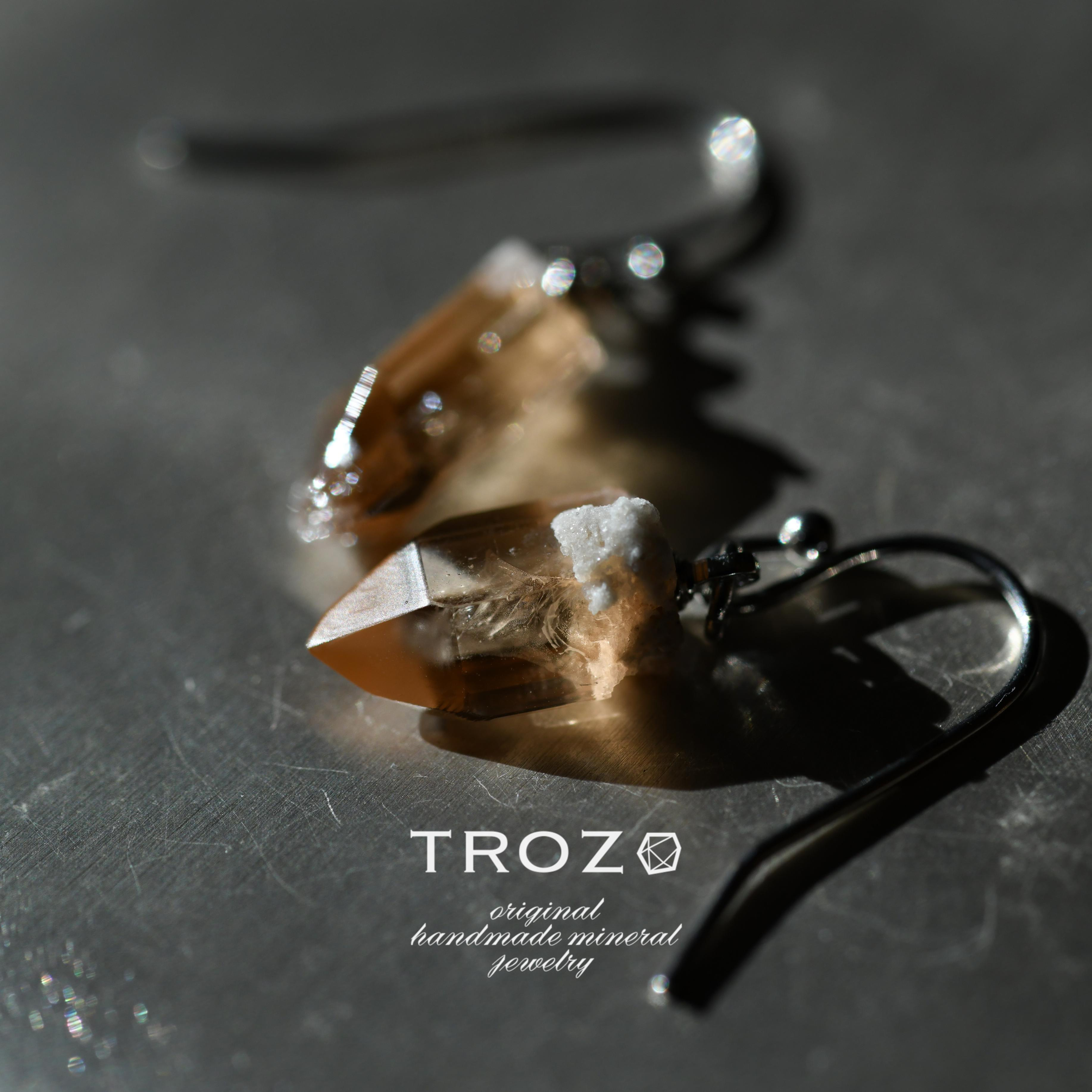 【035 Stay Gold Collection】 トパーズ 鉱物原石 フックピアス 天然石 アクセサリー