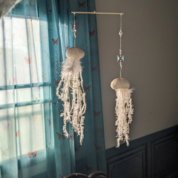 白クラゲのモビール サンキャッチャー ウニ殻 ミズクラゲ  ゼリーフィッシュ オーナメント 吊るし飾り 海月 海 夏 12枚目の画像