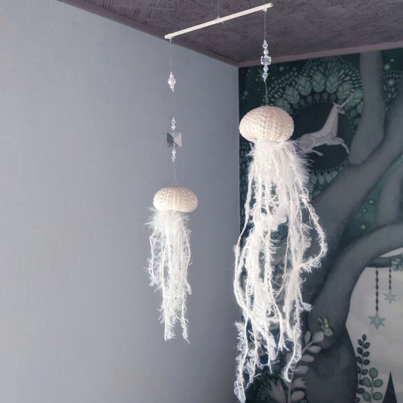 白クラゲのモビール サンキャッチャー ウニ殻 ミズクラゲ ゼリー