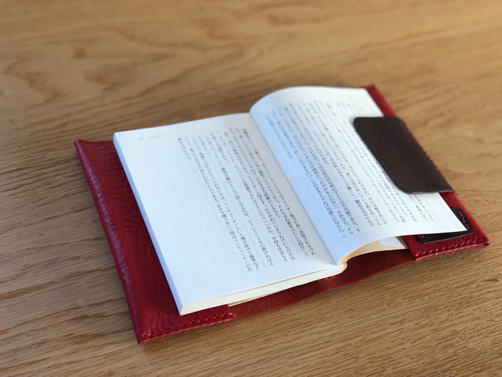 栃木レザー 手縫いの ブックカバー(赤)　A5サイズ