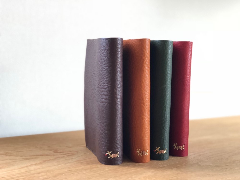 栃木レザー 手縫いの ブックカバー(赤)　A5サイズ