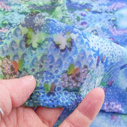 【受注生産】バイカラーシフォン水彩ストール～紫陽花ブルーの水花の庭～ 3枚目の画像