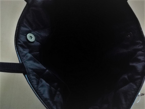 ブラックのふわりトートバッグ「Creema限定」 4枚目の画像