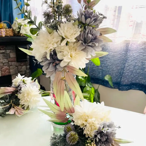 no8,盛り沢山のダリアブーケ2種類のダリア付き（白と薄い紫  