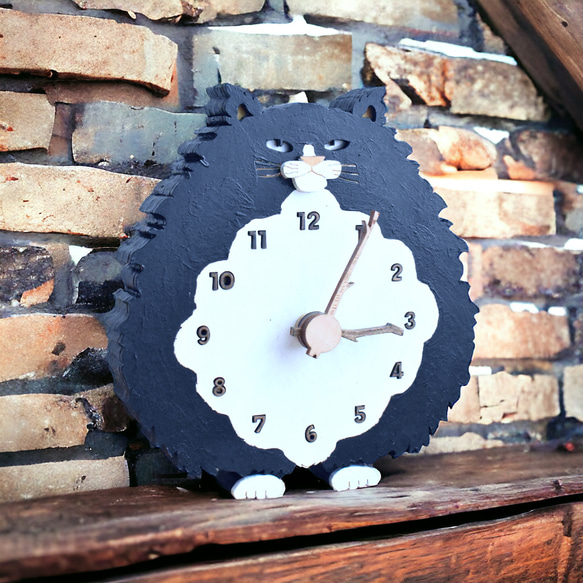 ハチワレ猫＊ロングの時計 木製 置き時計 1枚目の画像
