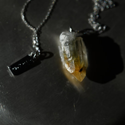 【047 Stay Gold Collection】 ルチルクォーツ 鉱物原石 プラチナ ネックレス 天然石 アクセサリ 4枚目の画像