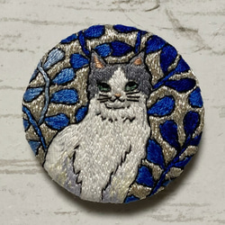 手刺繍オリジナルブローチ＊猫と青い葉 1枚目の画像