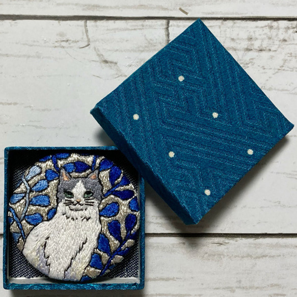 手刺繍オリジナルブローチ＊猫と青い葉 2枚目の画像