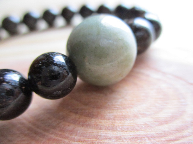 濃密黒針ブラックルチル水晶とミャンマー翡翠のブレスレット