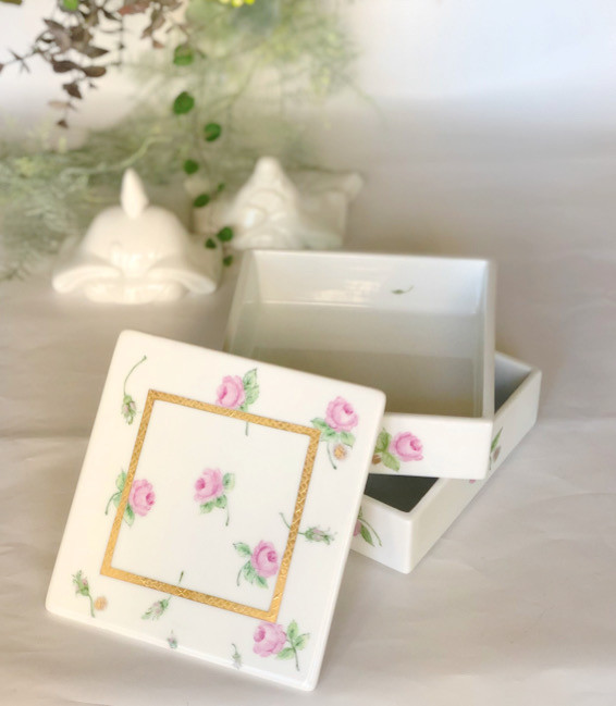 晴れの日の2段お重・キュートに薔薇とエナメルと金仕上げ